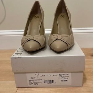 Ann Taylor Brogan Bow Pump, size 7, Tan
